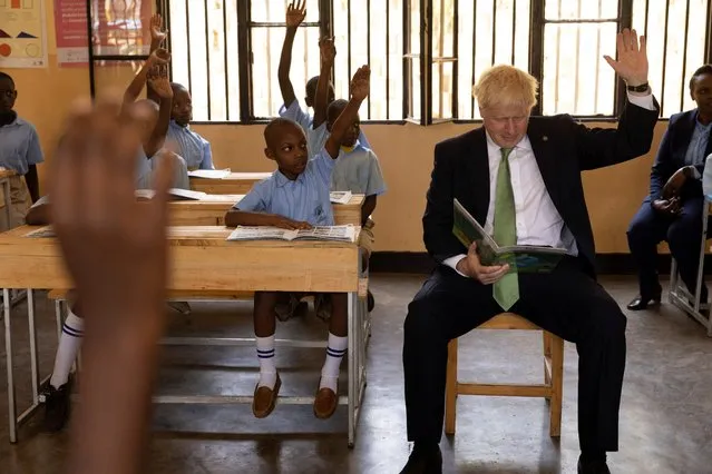 British Prime Minister Boris Johnson attends a lesson during a visit to the GS Kacyiru II school on the sidelines of the Commonwealth Heads of Government Meeting on June 23, 2022 in Kigali, Rwanda. Leaders of Commonwealth countries meet every two years for the Commonwealth Heads of Government Meeting (CHOGM), hosted by different member countries on a rotating basis. Since 1971, a total of 24 meetings have been held, with the most recent being in the UK in 2018. (Photo by Dan Kitwood/Pool via Reuters)