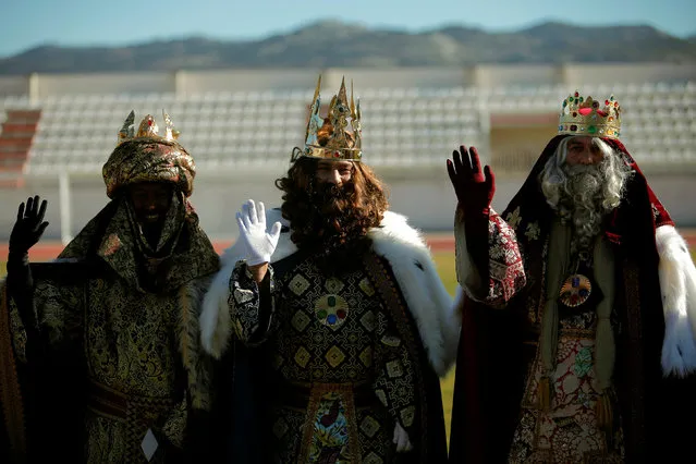 Men dressed up as the Three Wise Men wave to children after arriving on a helicopter to take part in the traditional Epiphany parade in Ronda, near Malaga, southern Spain January 5, 2017. Children in Spain traditionally receive their Christmas presents delivered by the Three Wise Men on the morning of January 6, during the Christian holiday of the Epiphany. (Photo by Jon Nazca/Reuters)