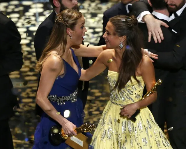 Alicia Vikander (R), winner for Best Supporting Actress for her role in “The Danish Girl”, talks with Brie Larson, winner of the Oscar for Best Actress for her role in “Room”, after the award ceremony at the 88th Academy Awards in Hollywood, California February 28, 2016. (Photo by Mario Anzuoni/Reuters)