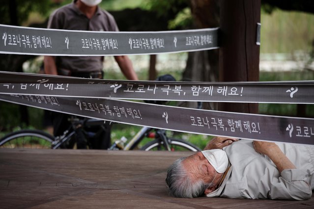 An eldery man rests at a pavilion which has been cordoned off as a measure to avoid the spread of the coronavirus disease (COVID-19) at a park in Seoul, South Korea, September 27, 2021. (Photo by Kim Hong-Ji/Reuters)