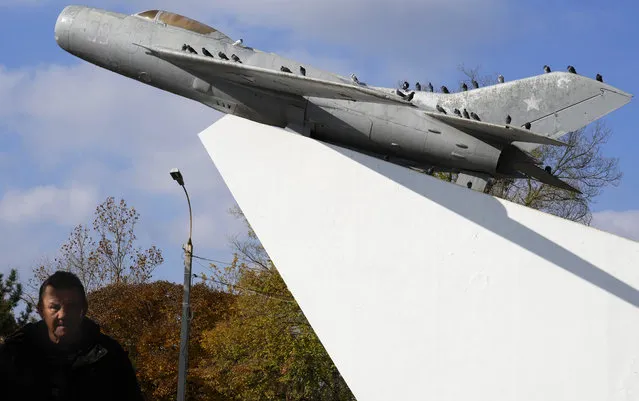 Pigeons sit on Soviet era MIG-19 military jet installed as a monument in Tiraspol, the capital of the breakaway region of Transnistria, a disputed territory unrecognized by the international community, in Moldova, Sunday, October 31, 2021. (Photo by Dmitri Lovetsky/AP Photo)