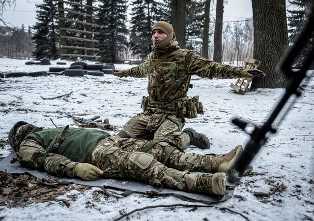 An instructor teaches volunteers who aspire to join the 3rd Separate Assault Brigade of the Ukrainian Armed Forces during basic training at an undisclosed location in the Kyiv region, Ukraine on January 9, 2024. (Photo by Viacheslav Ratynskyi/Reuters)