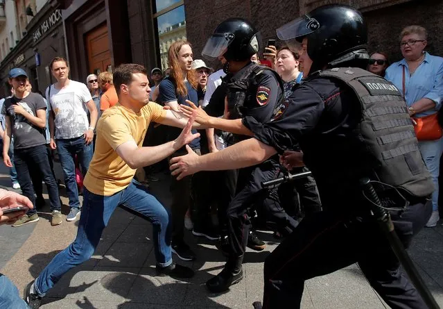 Law enforcement officers detain a participant of a rally calling for opposition candidates to be registered for elections to Moscow City Duma, the capital's regional parliament, in Moscow, July 27. 2019. (Photo by Maxim Shemetov/Reuters)