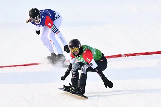 USA's Lindsey Jacobellis (R) leads France's Chloe Trespeuch as she wins the snowboard women's cross final during the Beijing 2022 Winter Olympic Games at the Genting Snow Park P & X Stadium in Zhangjiakou on February 9, 2022. (Photo by Marco Bertorello/AFP Photo)