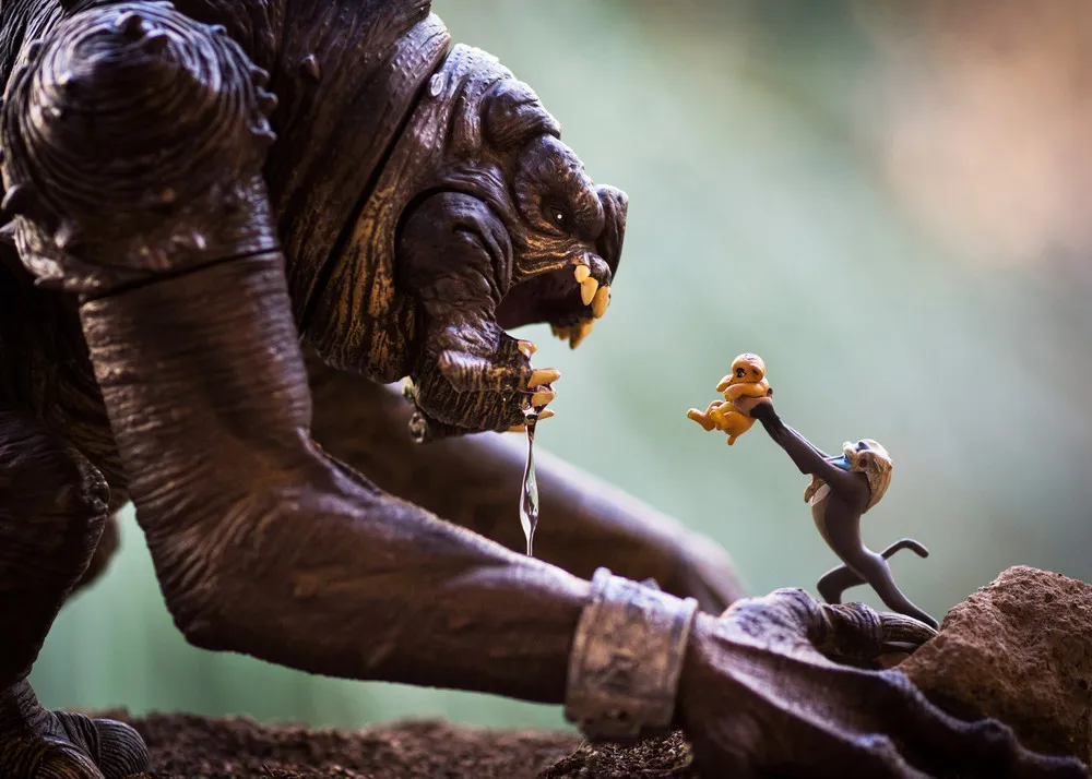 Photographer brings Plastic Toys to Life