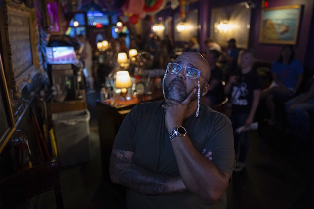 Jacardo Ralston, 47, from Pennsylvania, looks up to a television to watch the presidential debate between President Joe Biden and Republican presidential candidate former President Donald Trump at Tillie's Lounge on Thursday, June 27, 2024, in Cincinnati. (Photo by Carolyn Kaster/AP Photo)