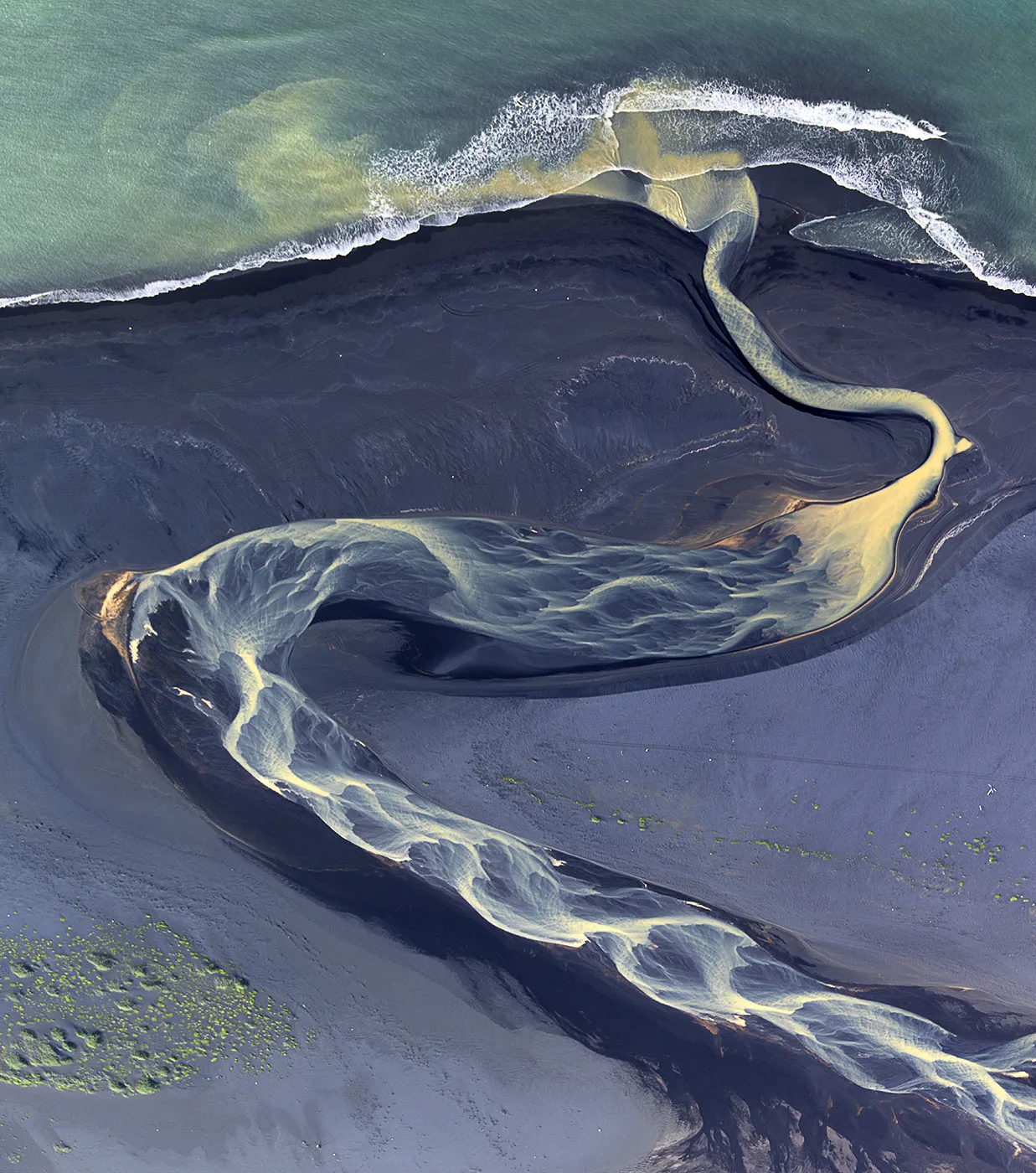 Обычное невероятное. Исландия желтая река черный песок. Река море. Удивительная природа. Река впадает в море.