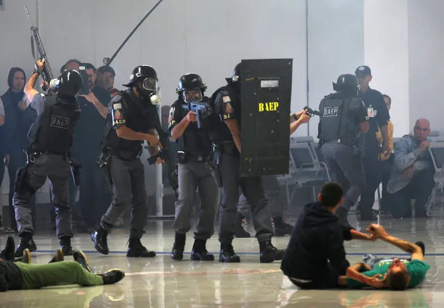 Sao Paulo state police take part in a simulated hostage situation during a security exercise ahead of the 2016 Rio Olympics, in the airport of Sao Jose dos Campos, Brazil, July 21, 2016. (Photo by Roosevelt Cassio/Reuters)