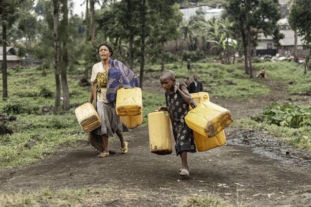 Residents carry jerrycans on their way to collect water from a water point installed by Doctors Without Borders (MSF) in Mugunga, Goma, on February 11, 2025. Clashes between the M23 armed group allied with Rwandan troops and the Congolese army are underway Tuesday in eastern DRC, three days after a call by African leaders for a ceasefire was followed by a relative lull. Fighters from the anti-government armed group M23 (“March 23 Movement”) and Rwandan soldiers attacked Congolese army (FARDC) positions near Ihusi at dawn, according to security and local sources. (Photo by Michel Lunanga/AFP Photo)