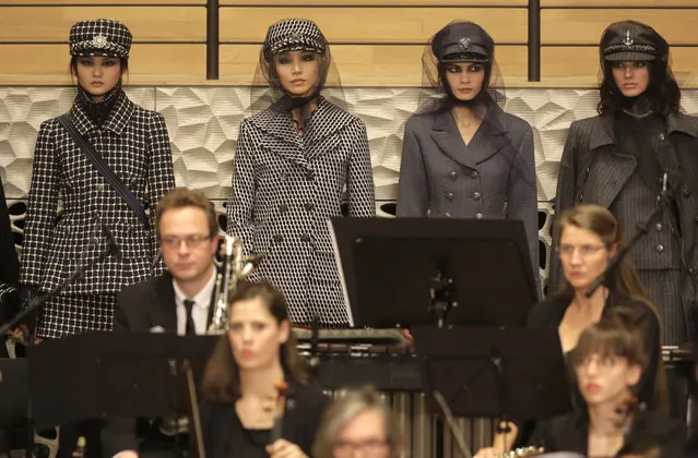 Models present creations when standing behind an orchestra at Chanel's pre-fall Metiers d'Art fashion show in the new Elbphilharmonie concert house in Hamburg, northern Germany, Wednesday, December 6, 2017. (Photo by Markus Schreiber/AP Photo)