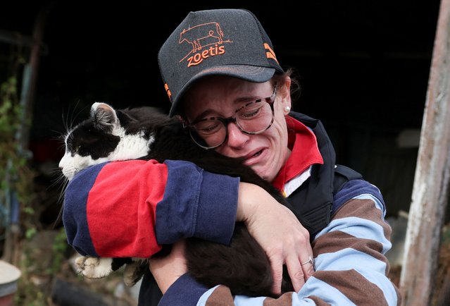 Tamsyn Walker reacts as she reunites with the family cat Tucan during her visit to their farm for the first time since it flooded on Tuesday, in Ghinni Ghinni, Australia, on May 25, 2025. (Photo by Hollie Adams/Reuters)