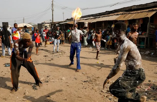 Dancers perform during an annual slum party in Oworonshoki, Lagos, Nigeria on December 23, 2022. (Photo by Temilade Adelaja/Reuters)