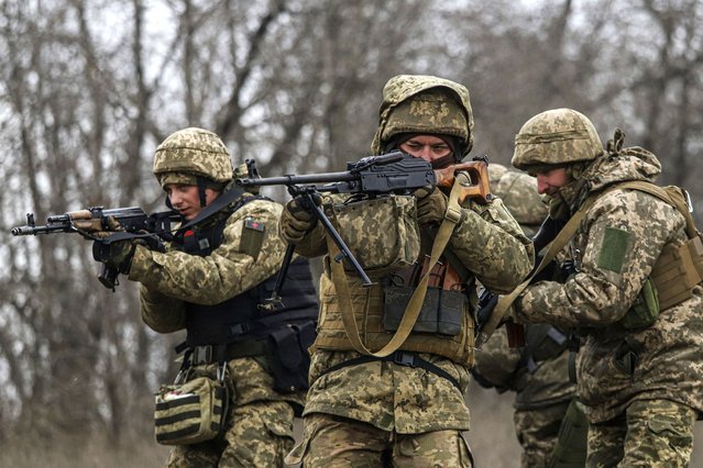 Ukrainian servicemen attend combat training in Zaporizhzhia region, Ukraine, Tuesday, January 24, 2023. (Photo by Kateryna Klochko/AP Photo)
