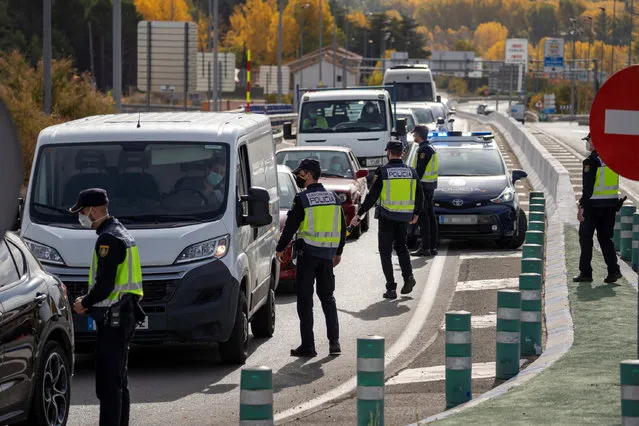Policemen stop drivers at a check point outside the city after a regional rule to close the perimeter of the city took into effect, in Teruel , Spain, 22 October 2020. Regional authorities has decided to close the three main cities of the region, Huesca, Zaragoza and Teruel, from last night to avoid the spreading of COVID-19 virus disease due to a rising number of coronavirus positive cases last days. (Photo by Antonio Garcia/EPA/EFE)
