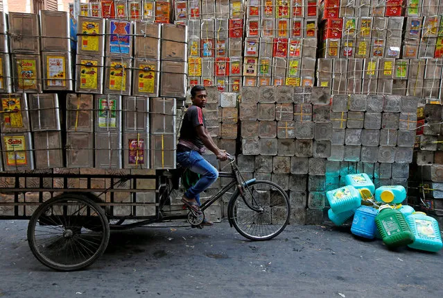 A man pedals a tricycle loaded with empty cooking oil containers in Kolkata, India, April 17, 2018. (Photo by Rupak De Chowdhuri/Reuters)