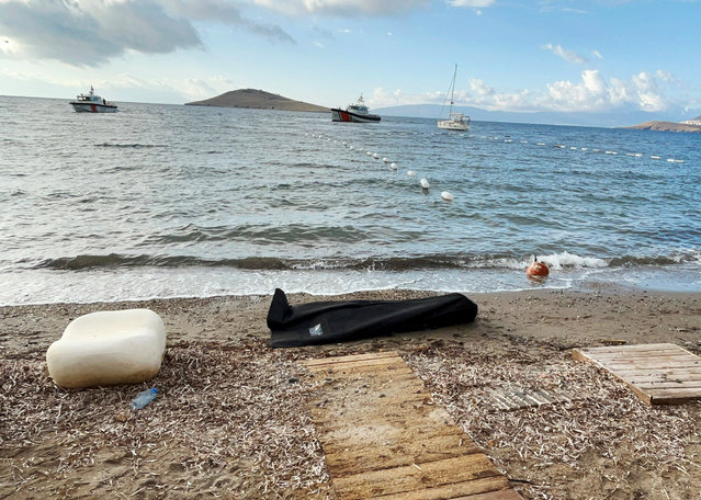 A body bag lies on the shore as Coast Guard Command members conduct a search and rescue operation following the sinking of a migrant boat off Bodrum, western Mugla province, Turkey, on October 24, 2025. (Photo by Kenan Gurbuz/Reuters)