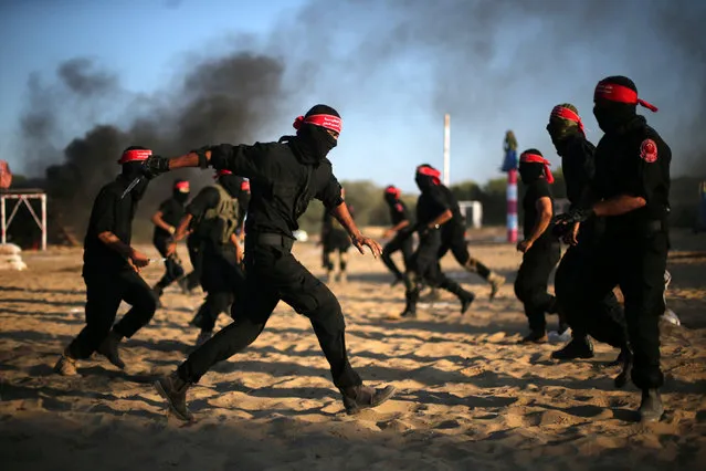 Palestinian militants of the National Resistance brigades, the armed wing of the Democratic Front for the Liberation of Palestine (DFLP), demonstrate their skills during a graduation ceremony in Rafah in the southern Gaza Strip October 28, 2016. (Photo by Ibraheem Abu Mustafa/Reuters)
