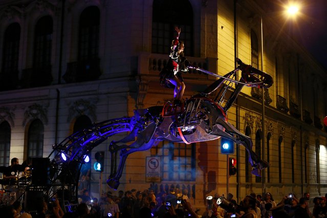 A member of Spanish theatre company “Antigua i Barbuda” performs “Caballo de Hierro” (Iron Horse) during the Santiago a Mil International Theatre Festival, in Santiago January 2, 2015. The festival takes place from January 3 to 18 and presents national and international theatre, dance and music events and performances. (Photo by Ivan Alvarado/Reuters)