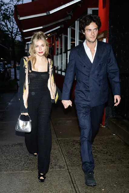 American-born British actress Sienna Miller and her partner Oli Green are seen arriving for a pre-Met Gala dinner hosted by Anna Wintour in SoHo on April 30, 2023 in New York City. (Photo by Gotham/GC Images)