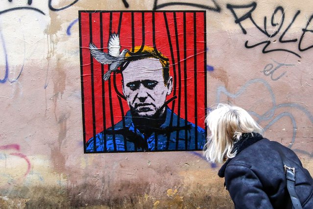 A view of a large poster depicting Russian opposition leader Alexei Navalny behind bars with a dove freeing him from detention, by an unidentified street artist known as Harry Greb, in downtown Rome, Italy, 25 January 2021. Navalny was detained after his arrival to Moscow from Germany on 17 January 2021. A Moscow judge on 18 January ruled that he will remain in custody for 30 days following his airport arrest. Navalny urged Russians to take to the streets to protest against President Putin's rule. (Photo by Fabio Frustaci/EPA/EFE)