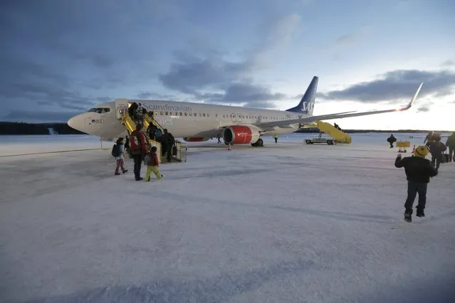 People board in SAS aircraft in the Kiruna airport, Sweden, December 16, 2015. (Photo by Ints Kalnins/Reuters)