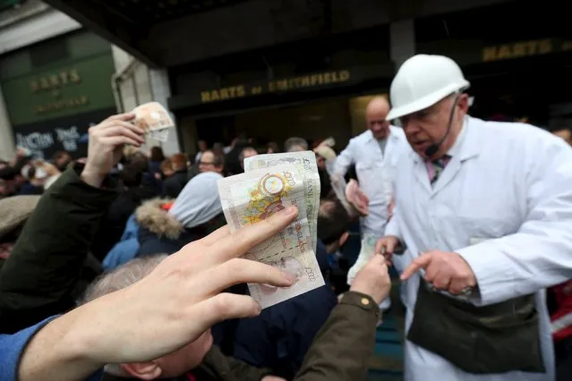 Butchers sell their remaining produce of the year at discounted prices during the traditional Christmas Eve auction at Smithfield's market in London December 24, 2015. (Photo by Neil Hall/Reuters)