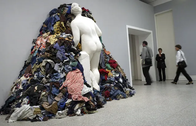 Visitors pass one of the sculptures from the series “Venus of the Rags” from Michelangelo Pistoletto in the Art and Exhibition Hall of the Federal Republic of Germany in Bonn, western Germany, Thursday, August 10, 2005. Vandals destroyed one of the series, a seminal artwork by one of Italy's most famous living artists, early Wednesday, July 12, 2023, outside Naples’ City Hall. (Photo by Hermann J. Knippertz/AP Photo)