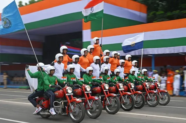 Members of the Kolkata police daredevil motorcycle team “Tornado” take part in the full-dress rehearsal for India's Independence Day celebrations in Kolkata on August 13, 2023. (Photo by Dibyangshu Sarkar/AFP Photo)
