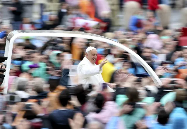 Pope Francis waves at the end of the Easter Mass in St. Peter's square at the Vatican April 5, 2015. (Photo by Alessandro Bianchi/Reuters)