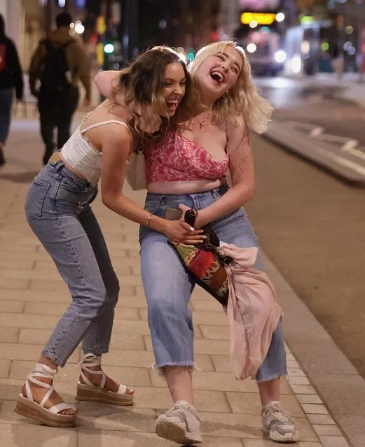 Two drinkers in stitches in a fun night out in Leeds, United Kingdom on August 27, 2021. Boozed-up Brits flocked to bars across the country to enjoy the start of the three-day break. (Photo by Nb press ltd)