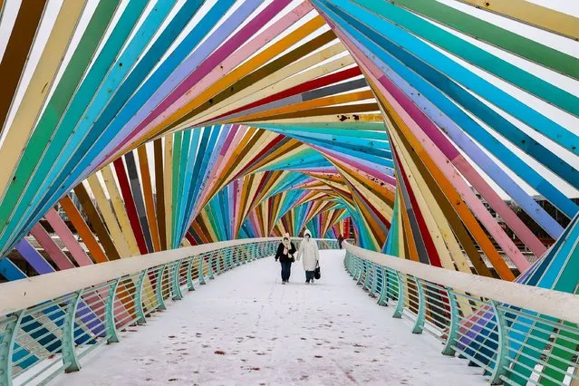 Tourists are visiting the Rainbow Bridge after snowfall in the West Coast New Area of Qingdao, Shandong Province, China, on February 20, 2024. (Photo by Costfoto/NurPhoto/Rex Features/Shutterstock)