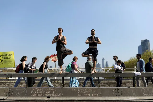 Climate change activists practice yoga on Waterloo Bridge during the Extinction Rebellion protest in London, Britain on April 20, 2019. (Photo by Simon Dawson/Reuters)