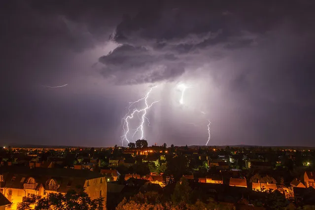 A lightning strikes above the town of Nagykanizsa, some 200km southwest of Budapest, Hungary, late 14 June 2015. (Photo by Gyorgy Varga/EPA)