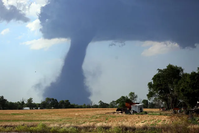 A tornado touches down northwest of Hutchinson, Kan., Monday, July 13, 2014. (Photo by Travis Morisse/The Hutchinson News via AP Photo)