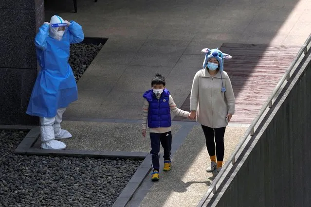 Residents line up for nucleic acid testing at a residential area, during the second stage of a two-stage lockdown to curb the spread of the coronavirus disease (COVID-19), in Shanghai, China on April 4, 2022. (Photo by Aly Song/Reuters)