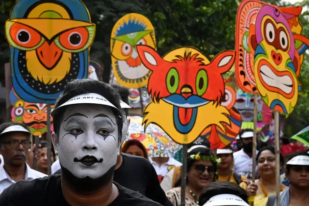 Artists and art lovers march along a street during a rally marking World Art Day in Kolkata on April 15, 2022. (Photo by Dibyangshu Sarkar/AFP Photo)