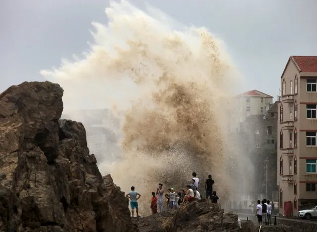 People look at waves as typhoon Soudelor approaches China, in Taizhou, Zhejiang province, August 8, 2015. The powerful typhoon battered Taiwan on Saturday with strong wind and torrential rain, cutting power to 3.62 million households as the death toll rose to six. Soudelor is expected to cross the Taiwan Strait and hit the Chinese province of Fujian late on Saturday. Authorities there have evacuated people on the coast. (Photo by Reuters/Stringer)