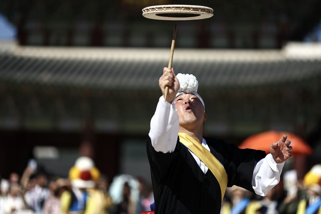 A performer spins a “beona” on a stick, a traditional dish-spinning show, during this year's fall edition of the K-Royal Culture Festival at Gyeongbokgung Palace, in Seoul, South Korea, 12 October 2024. K-Royal Culture Festival, celebrated both in spring and autumn, is held at seven major cultural heritage sites in Seoul from 09 to 13 October 2024. (Photo by Yonhap/EPA)