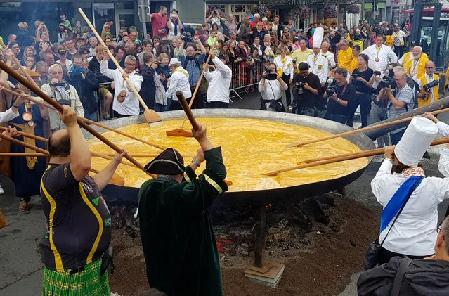 Members of the worldwide fraternity of the omelette prepare a traditional giant omelette made with 10,000 eggs in Malmedy, Belgium August 15, 2017. (Photo by Christopher Stern/Reuters)