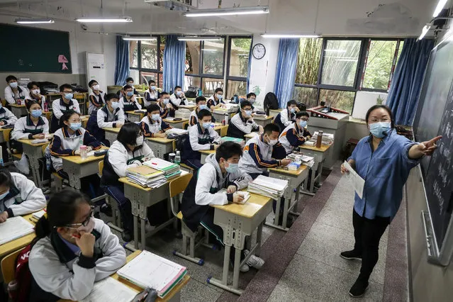 High school senior students study in a classroom in Wuhan in China's central Hubei province on May 6, 2020. Senior school students in 121 institutions were back in front of chalk boards and digital displays for the first time on May 6 since their city – the ground zero of the coronavirus pandemic – shut down in January. (Photo by AFP Photo/China Stringer Network)