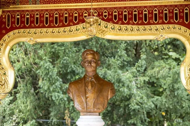 A view of the bust of Thailand's late King Bhumibol Adulyadej, offered to the city of Lausanne, where he spent many years studying, by the alumni association of Thai students in Switzerland, at the Thai Pavillon in the Denantou park in Lausanne, Switzerland, September 14, 2022. (Photo by Denis Balibouse/Reuters)
