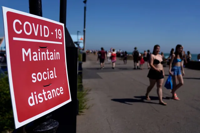 Social distancing signs on Southend beach in Southend on Sea, Essex, Britain, 24 June 2020. The UK is experiencing very hot weather expected to bring temperatures in excess to those usually found on the Mediterranean, according to local media. (Photo by Will Oliver/EPA/EFE)