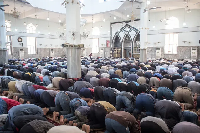 Men pray during Friday prayers in West Mosul on November 3, 2017 in Mosul, Iraq. (Photo by Chris McGrath/Getty Images)