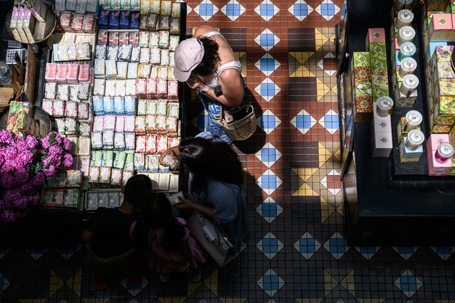 Last-minute shoppers on Christmas Eve in Sydney, Australia on December 24, 2024. (Photo by Bianca de Marchi/AAP)