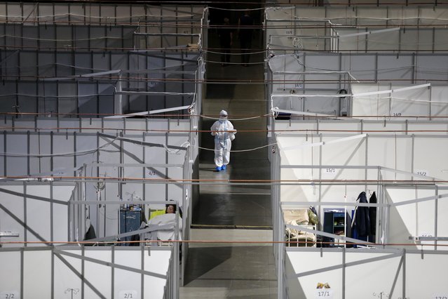 A medical worker wearing Personal Protective Equipment (PPE) works at the Belgrade Arena makeshift Covid-19 hospital in Belgrade, Serbia, 28 October 2020. Serbia is witnessing a rise in coronavirus infections prompting the government to consider new restrictions. (Photo by Marko Djokovic/EPA/EFE)
