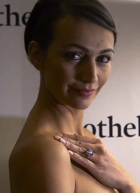 A model poses with a 12.03 carats cushion-shaped fancy vivid blue diamond mounted on a ring at Sotheby's auction house in Geneva, Switzerland November 4, 2015. The stone, the biggest of its kind ever to appear at auction, is estimated to sell for US $ 35 to 55 million when auctioned during the Magnificent Jewels and Noble Jewels auction in Geneva on November 11. (Photo by Denis Balibouse/Reuters)