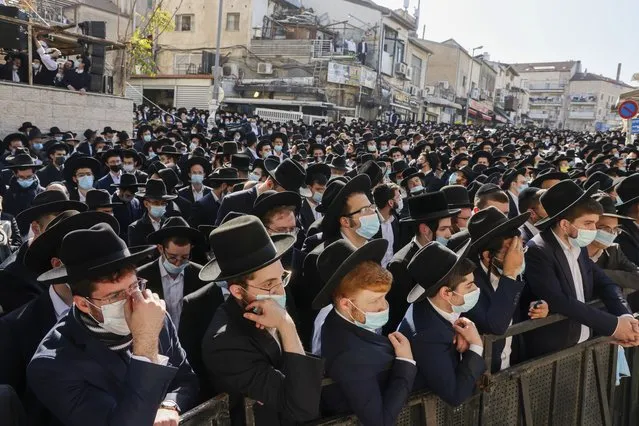 Despite the coronavirus pandemic, thousands of Ultra-orthodox Jewish men attend the funeral of Rabbi Aharon David Hadash, the spiritual leader of the Mir Yeshiva, in Jerusalem's Ultra-Orthodox neighbourhood of Beit Yisrael on December 3, 2020. Rabbi Hadash died early in the morning, two months after being rushed to hospital for experiencing difficulty breathing and testing positive for the  coronavirus. (Photo by Menahem Kahana/AFP Photo)