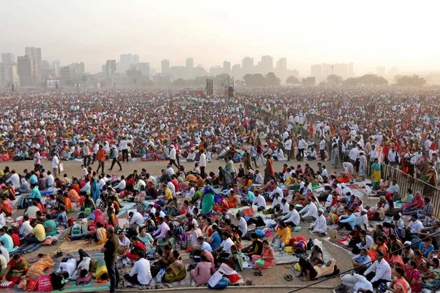 In this photograph taken on April 16, 2023, people gather to attend an award ceremony on the outskirts of Mumbai. Heatstroke killed 11 people in India after an estimated million spectators waited for hours in the sun at a government-sponsored awards ceremony, officials said as early summer temperatures soared. (Photo by AFP Photo/Stringer)