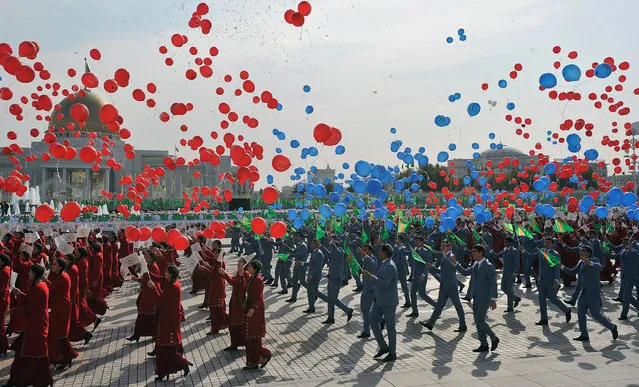 Participants release balloons as they parade in central Ashgabat on October 27, 2016, at the 25th anniversary of Turkmenistan's independence. (Photo by Igor Sasin/AFP Photo)