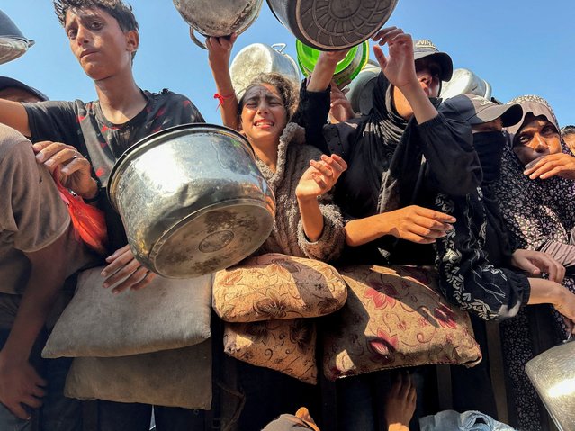 Palestinians gather to receive food from a charity kitchen amid a ceasefire between Israel and Hamas, in Khan Younis in the southern Gaza Strip, on November 5, 2025. (Photo by Haseeb Alwazeer/Reuters)